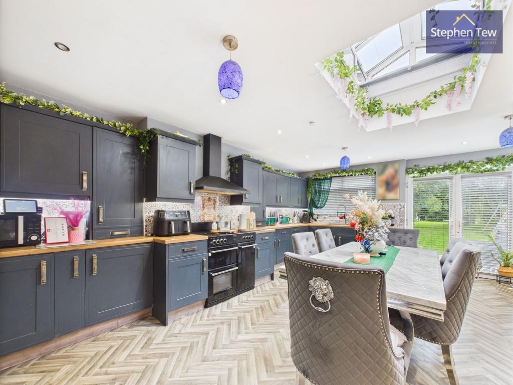 Kitchen/ Dining Room