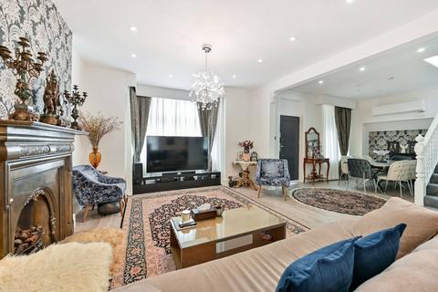 undefined, London Road, Twickenham, TW1