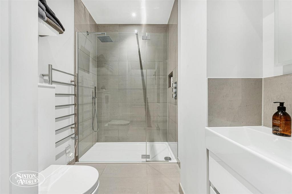 Fat 1, 2 Lyncroft Gardens-14.jpg