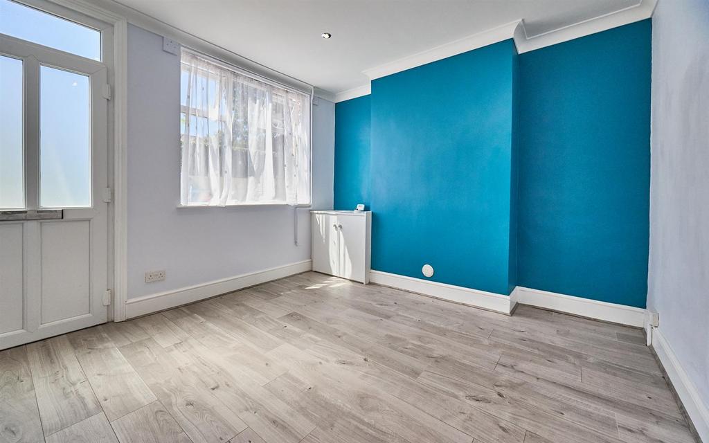 Lounge to Front