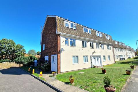 2 bedroom apartment to rent, Woodford Court, Birchington