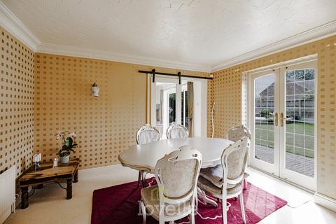 12 Brooklyn Drive, Humberston, Grimsby, DN36 4EN
