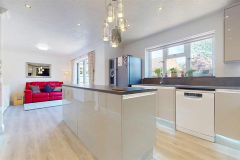 4 bedroom detached house for sale, Swayne Rise, Milton Keynes MK10