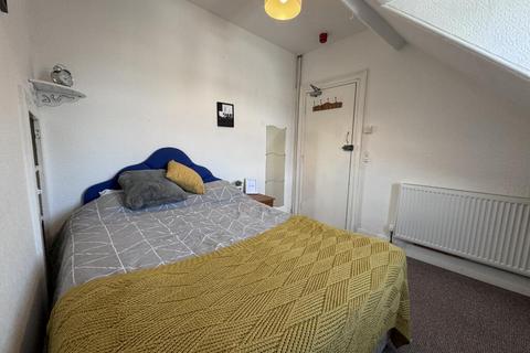 3 bedroom apartment to rent, 17 Headland Park Flat 2
