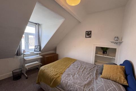 3 bedroom apartment to rent, 17 Headland Park Flat 2