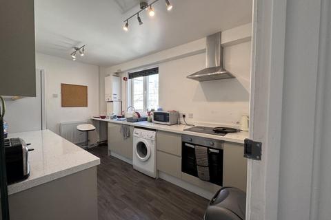 3 bedroom apartment to rent, 17 Headland Park Flat 2
