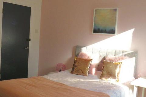 5 bedroom house share to rent, 23 Furzehill Road