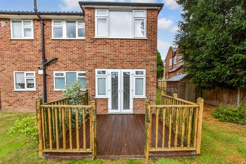 19 Russell Court, Leatherhead, KT22 8AR