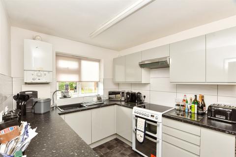 19 Russell Court, Leatherhead, KT22 8AR