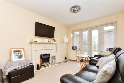 19 Russell Court, Leatherhead, KT22 8AR