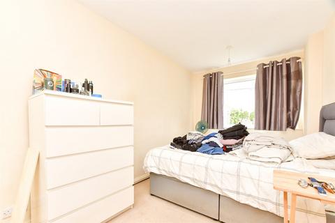 19 Russell Court, Leatherhead, KT22 8AR
