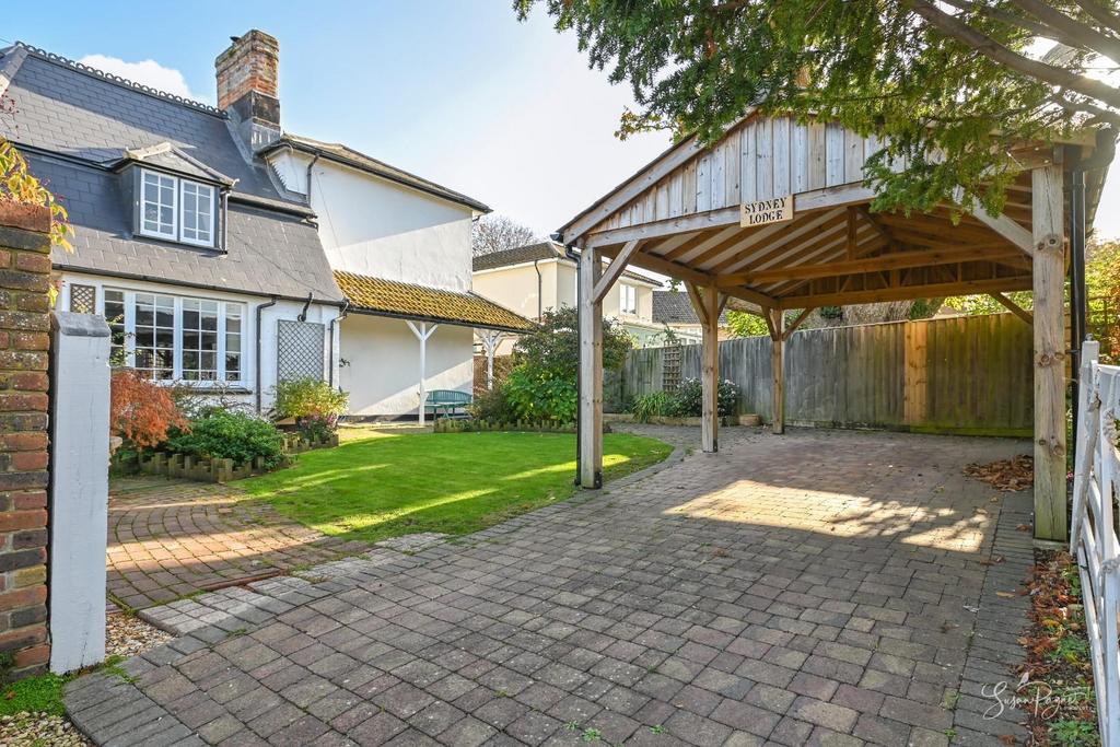 Front Garden & Driveway