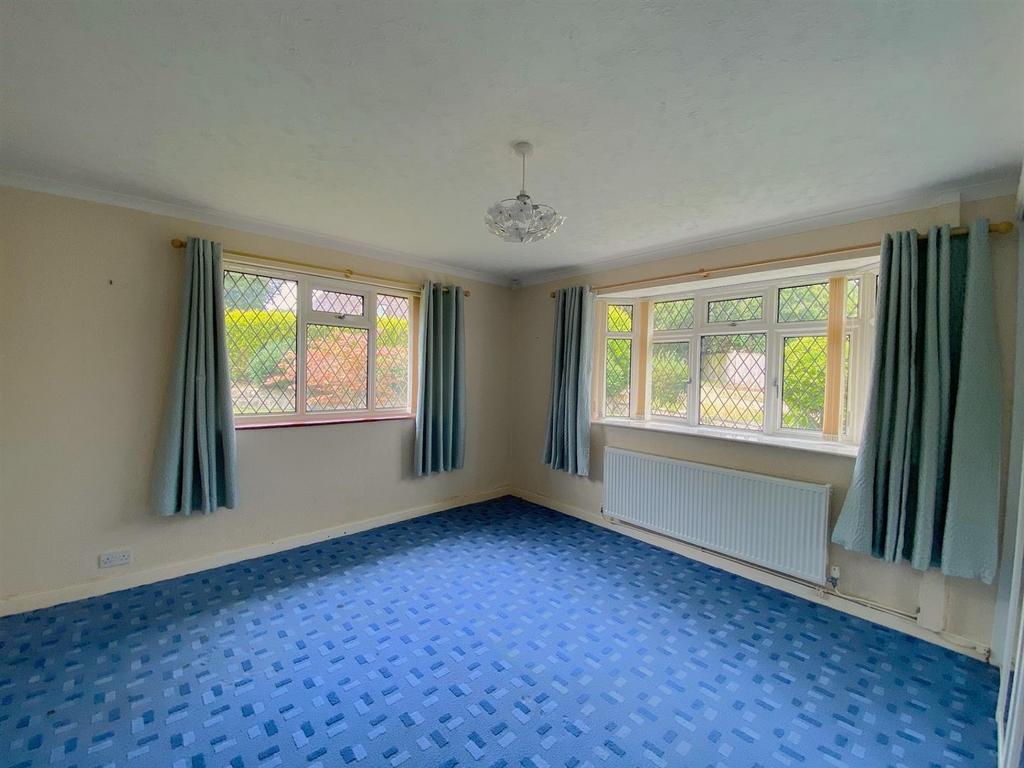 14 Ravens Close - Bed1.jpg