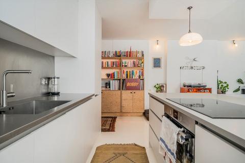12 Time Square, London, E8 2LT