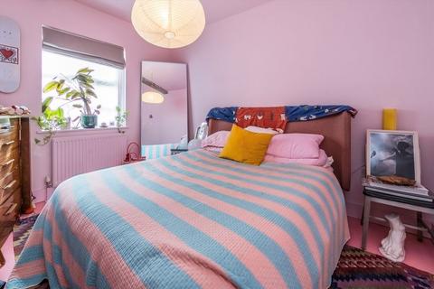 12 Time Square, London, E8 2LT