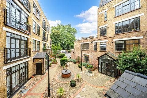 12 Time Square, London, E8 2LT