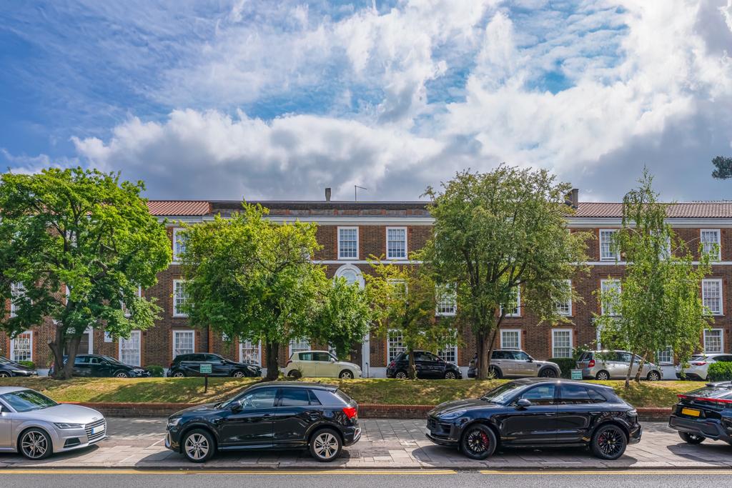Belmont Court, London NW11 2 bed apartment - £1,898 pcm (£438 pw)