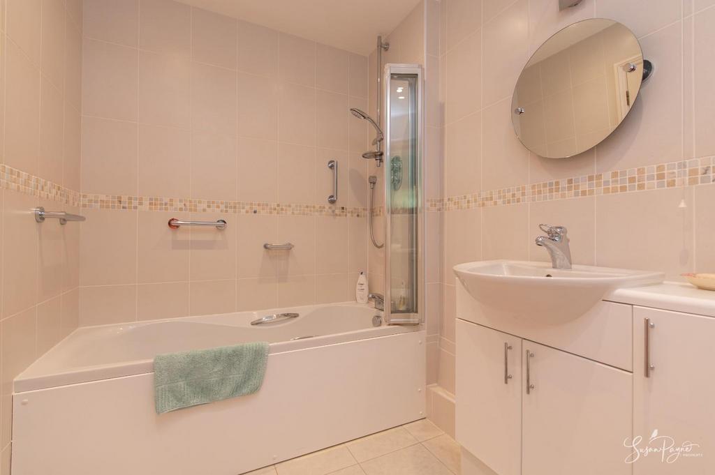 En-Suite Bathroom