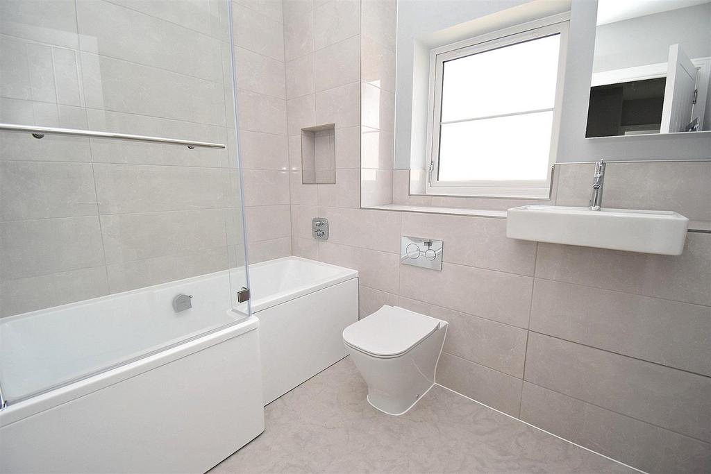 Family bathroom - 8.JPG