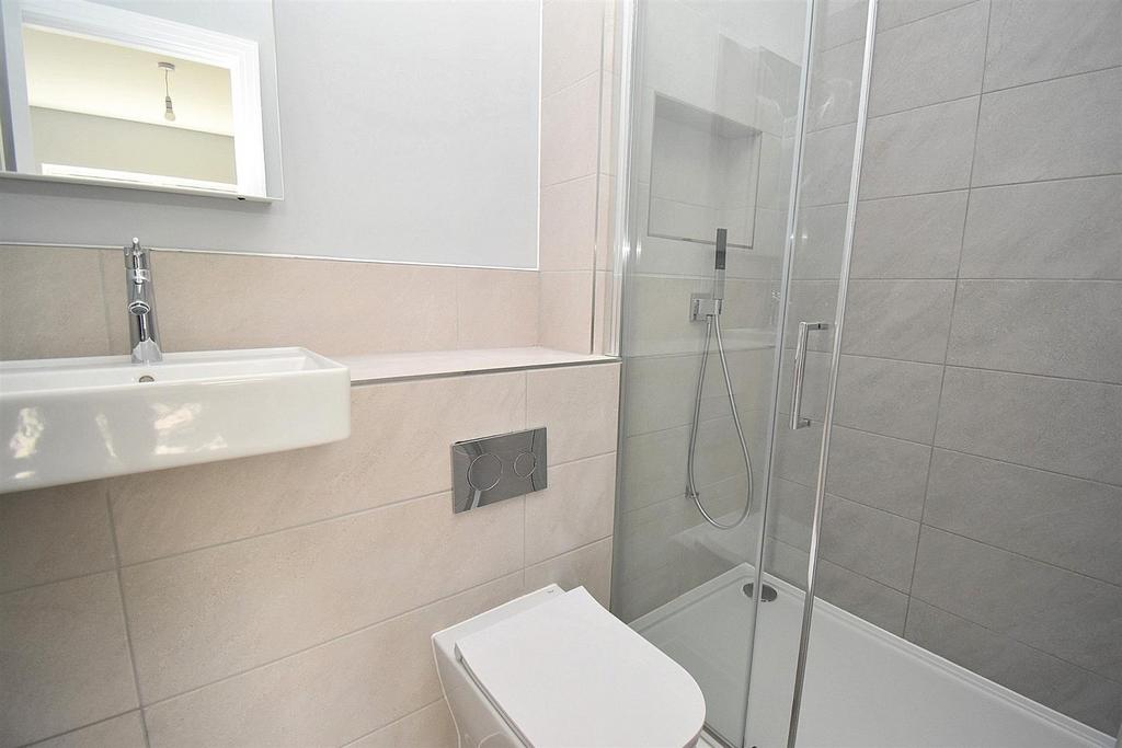 En suite 2 - 8.JPG