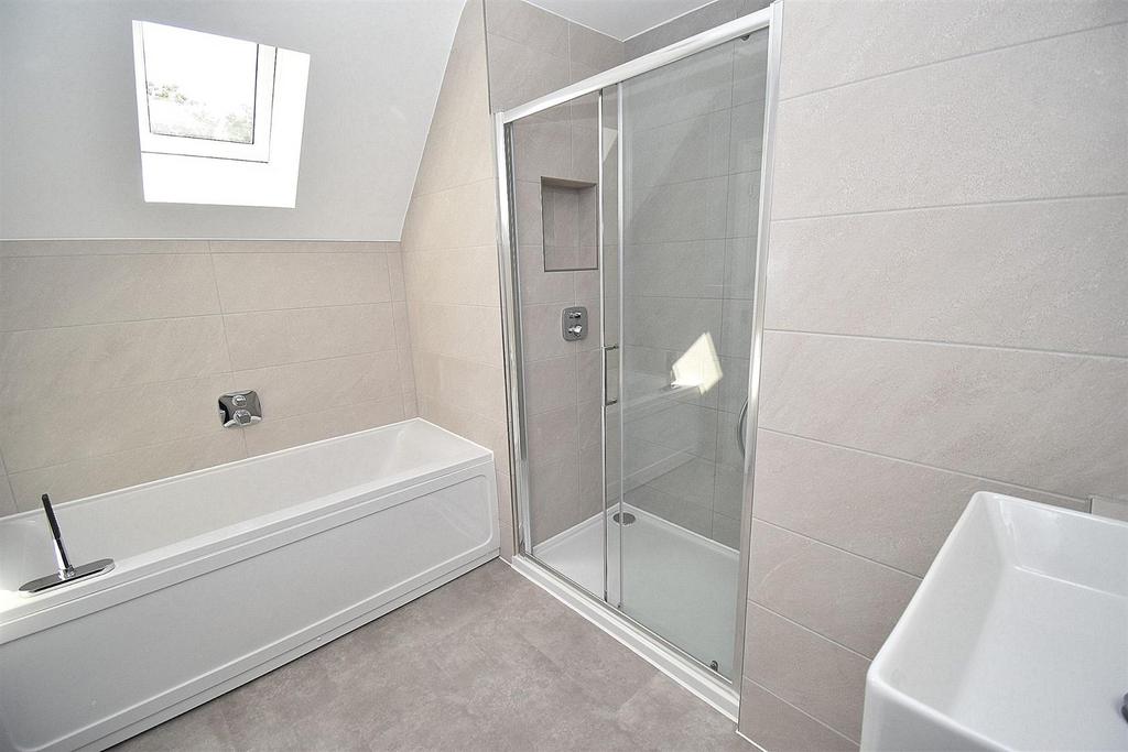Master ensuite - 8.JPG