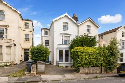 5 bedroom semi-detached house for sale