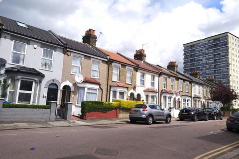 4 bedroom terraced house to rent, Winchester Road, London N9