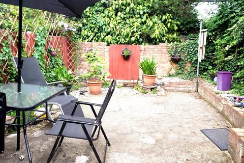 4 bedroom terraced house to rent, Winchester Road, London N9