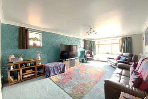 16 Carisbrooke Close, New Waltham, Grimsby, DN36 4YY