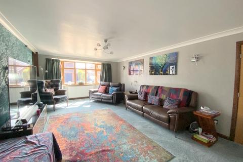 16 Carisbrooke Close, New Waltham, Grimsby, DN36 4YY