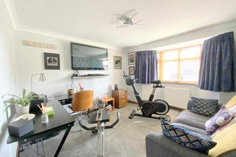 16 Carisbrooke Close, New Waltham, Grimsby, DN36 4YY