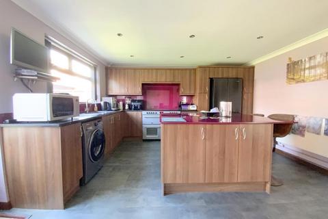 16 Carisbrooke Close, New Waltham, Grimsby, DN36 4YY