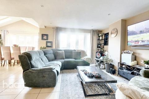 18 Beeches Crescent, Chelmsford, CM1 2FU