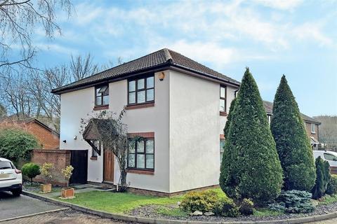 3 bedroom end of terrace house for sale, Wordsworth Mead, Redhill