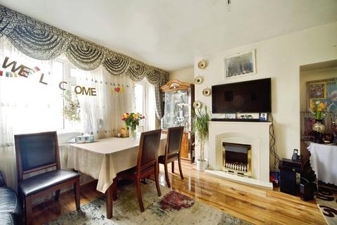 3 bedroom flat for sale, Marquis Road, London N4