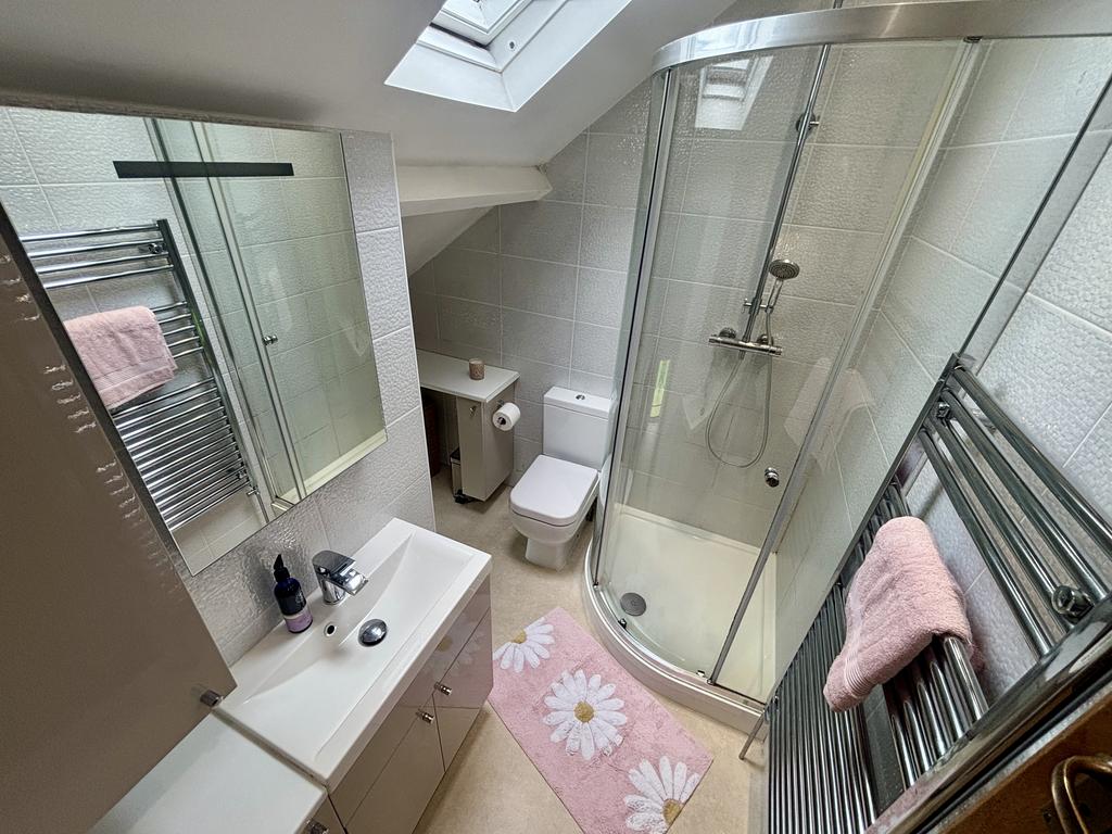 En suite to bedroom 1