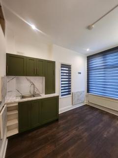 1 bedroom in a house share to rent, Etchingham Park Road, London