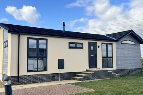 2 bedroom park home for sale, Shefford, Bedfordshire, SG17