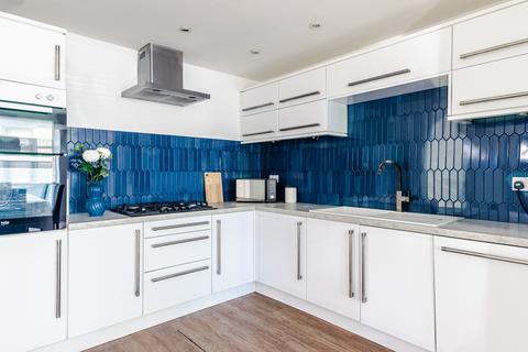 6 bedroom semi-detached house for sale, Leeds LS16