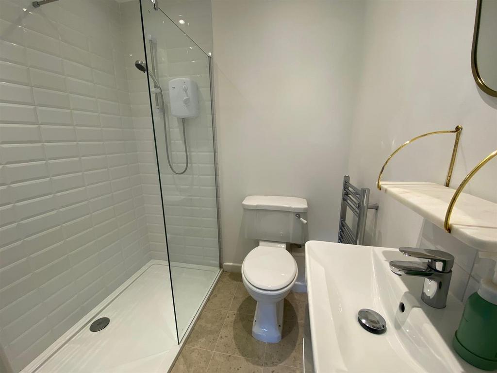 Bedroom One En Suite.jpg