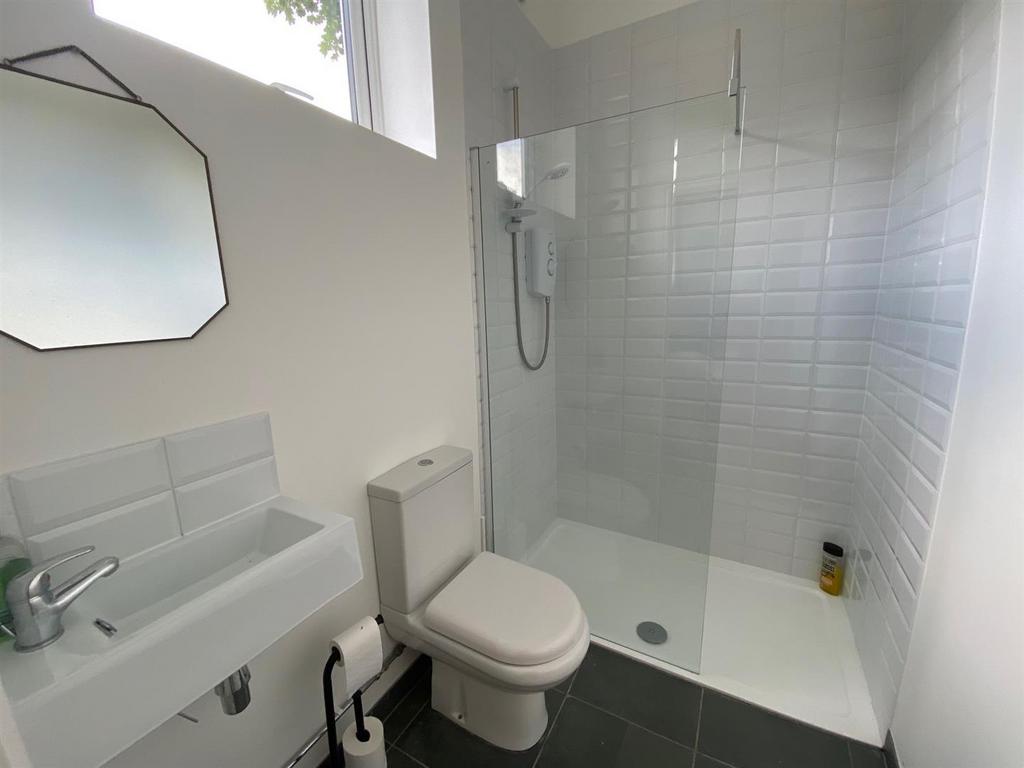 Annexe Shower Room.jpg