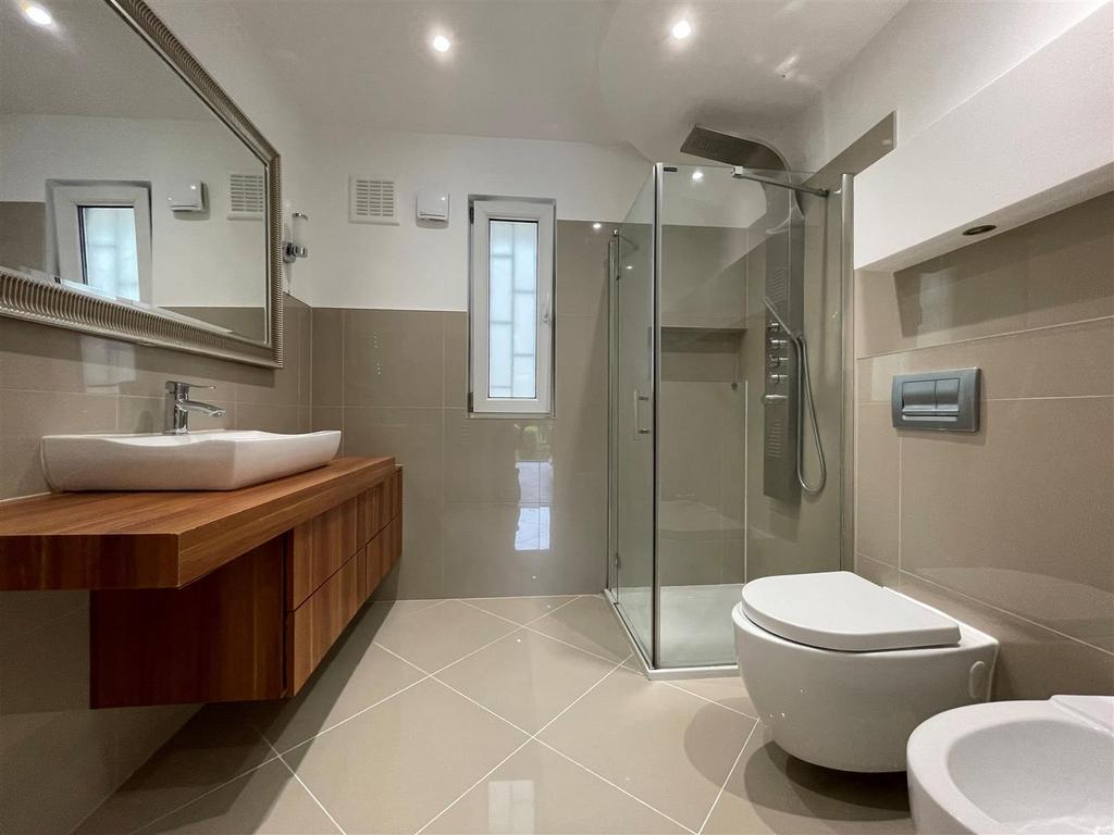 Shower Room.jpg