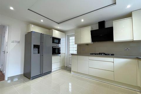 3 bedroom detached bungalow for sale, Ravensbourne Avenue, Shortlands, BR2