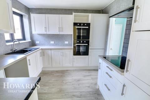 3 bedroom detached bungalow for sale, Beach Road, Scratby