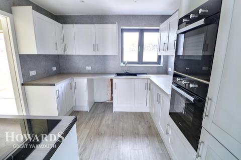 3 bedroom detached bungalow for sale, Beach Road, Scratby