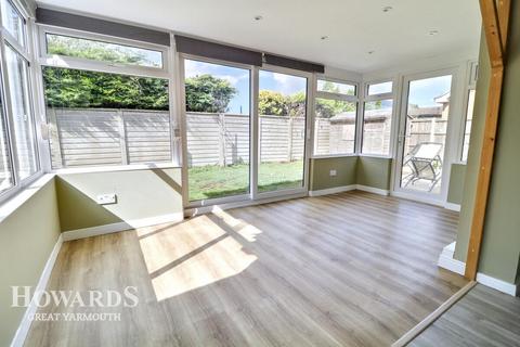 3 bedroom detached bungalow for sale, Beach Road, Scratby