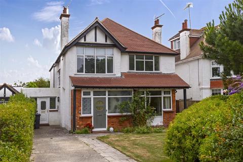 Grand Avenue, Worthing