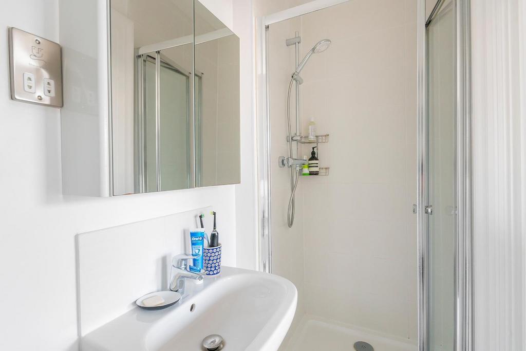 ERAUQSDNALTROP6 TALF5 - Ensuite B.jpg
