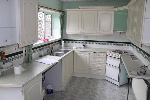 2 bedroom end of terrace house to rent, Dickinson Drive, Walsall