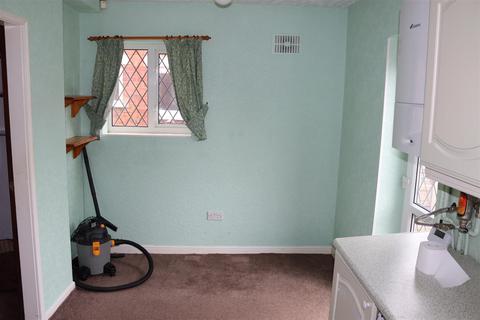 2 bedroom end of terrace house to rent, Dickinson Drive, Walsall